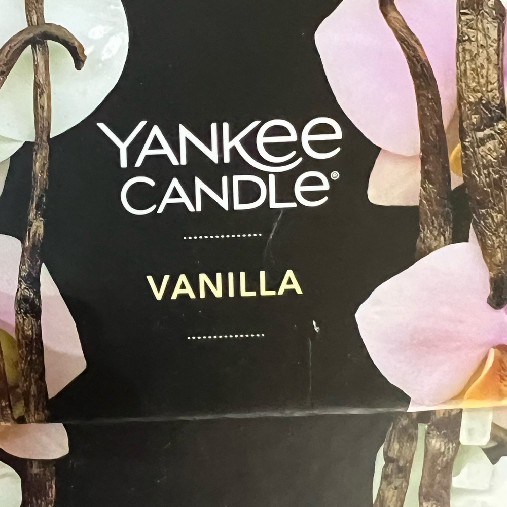Vanilla NEW Yankee Candle 3 wick in gift box
